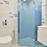 Azure View 2br Luxury - Free Parking Apartment